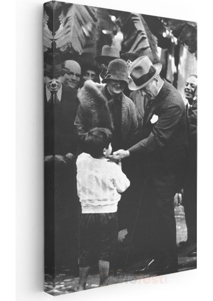 Çocuklarla Atatürk - Şapkalı Tarihi Anı Kanvas Tablo