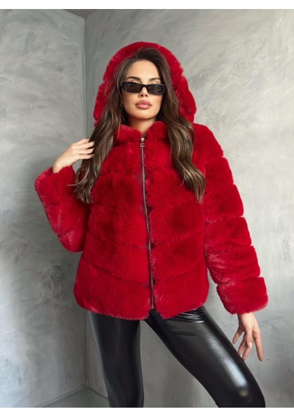 Kırmızı Kapşonlu Kısa Kürk