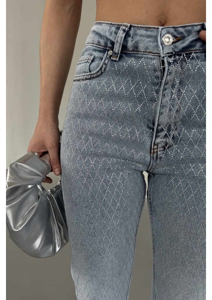 Önü Dekoratif Taş Detaylı Yüksek Belli Mom Fit Kadın Kot Pantolon Kar Yıkama Açık Mavi Jean