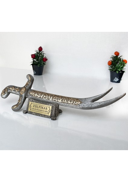 Dekoratif Zülfikar Kılıcı Biblo – Hz. Ali Yazılı Metal Masa Üstü Süs Eşyası