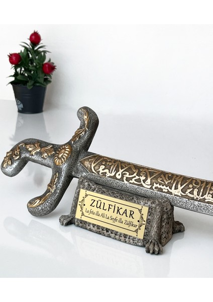 Dekoratif Zülfikar Kılıcı Biblo – Hz. Ali Yazılı Metal Masa Üstü Süs Eşyası