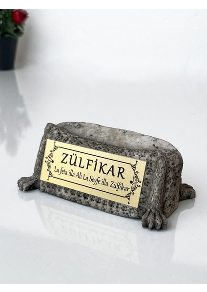 Dekoratif Zülfikar Kılıcı Biblo – Hz. Ali Yazılı Metal Masa Üstü Süs Eşyası
