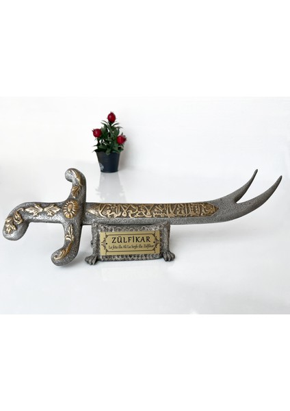 Dekoratif Zülfikar Kılıcı Biblo – Hz. Ali Yazılı Metal Masa Üstü Süs Eşyası
