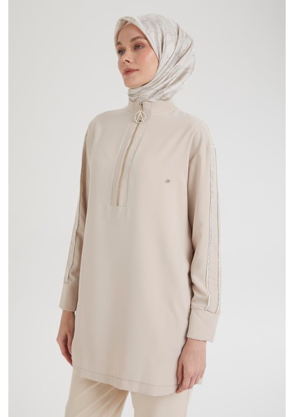 Yakası ve Kolları Ribanalı Yarım Boğaz Fermuarlı Tunik-Camel 25YT412