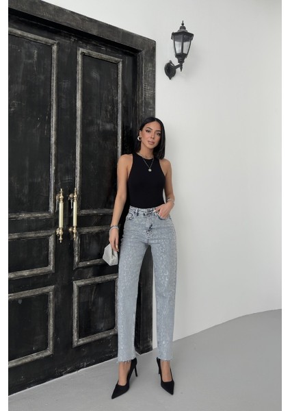 Leopar Taşlı ve Yüksek Belli Dikişsiz Paçalı Bilek Boy Mom Fit Kadın Kot Pantolon Açık Mavi Jean fırsatları