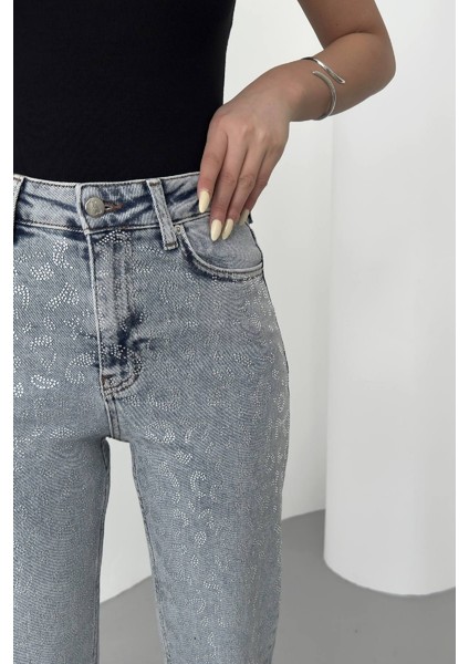 Leopar Taşlı ve Yüksek Belli Dikişsiz Paçalı Bilek Boy Mom Fit Kadın Kot Pantolon Açık Mavi Jean indirimleri