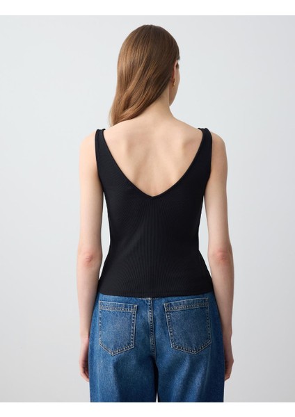 Siyah Dar Kesim V Yaka Örme Atlet indirimleri