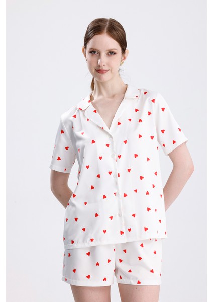 Kadın Kısa Kol Önden Düğmeli Şortlu Kalp Desenli Pijama Takımı modelleri