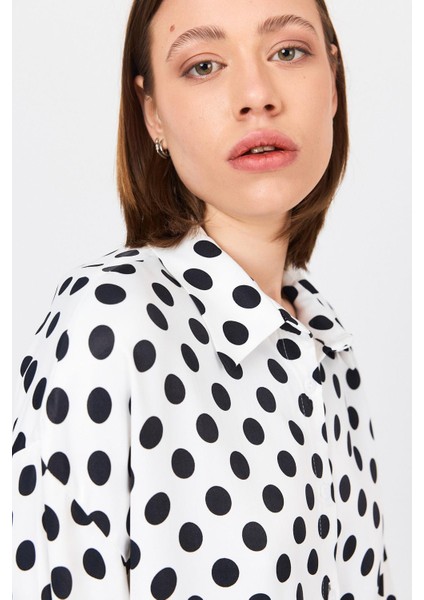 Beyaz Puantiye Desen Oversize Saten Gömlek 9411 fırsatları