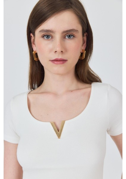 Beyaz Gold Aksesuar Detaylı Viskoz/yumuşak Kumaş Tişört 1460 fırsatları