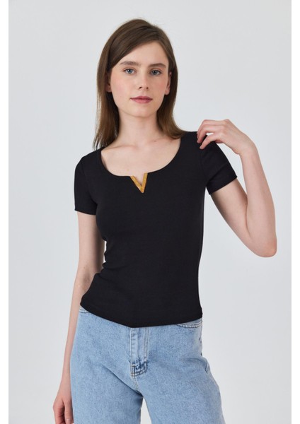 Siyah Gold Aksesuar Detaylı Viskoz/yumuşak Kumaş Tişört 1460 fırsatları