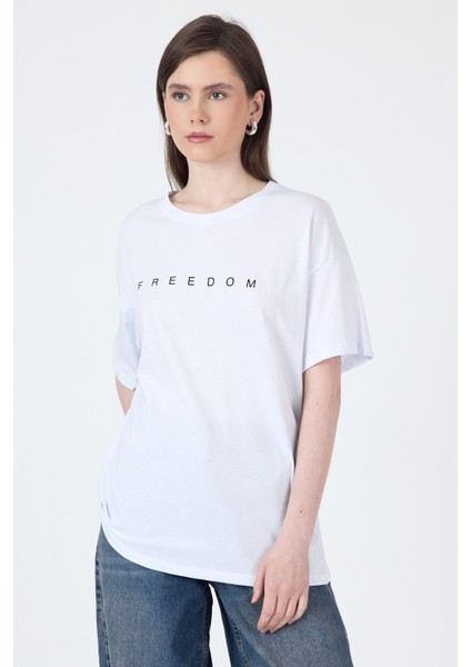 Beyaz Yazı Baskılı Pamuklu Oversize Tişört 2150-3M fiyatları