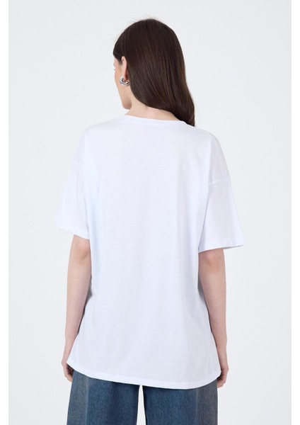 Beyaz Yazı Baskılı Pamuklu Oversize Tişört 2150-3M indirimleri