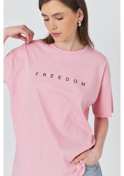 Pembe Yazı Baskılı Pamuklu Oversize Tişört 2150-3M fırsatları