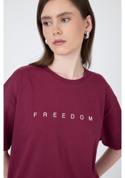 Bordo Yazı Baskılı Pamuklu Oversize Tişört 2150-3M fırsatları