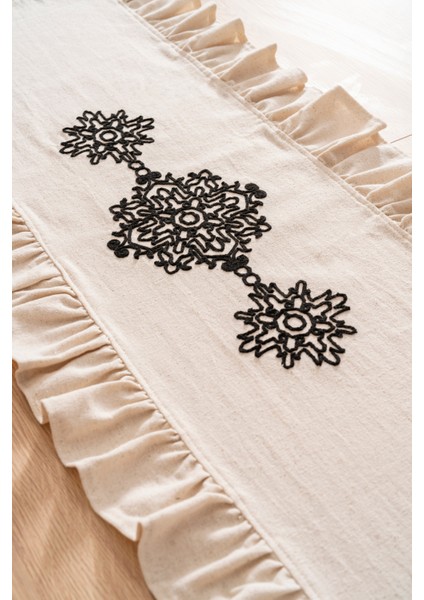 Natural Pamuk Keten Fırfırlı, Siyah Punch Zincir Nakışlı 40*110 cm Runner
