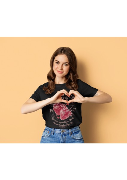 Strawberry Fıelds Forever Baskılı Standart Kalıp Bisiklet Yaka Pamuklu Kadın T-Shirt