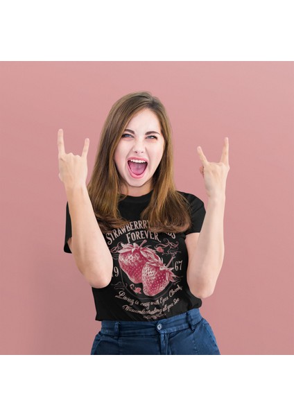 Strawberry Fıelds Forever Baskılı Standart Kalıp Bisiklet Yaka Pamuklu Kadın T-Shirt
