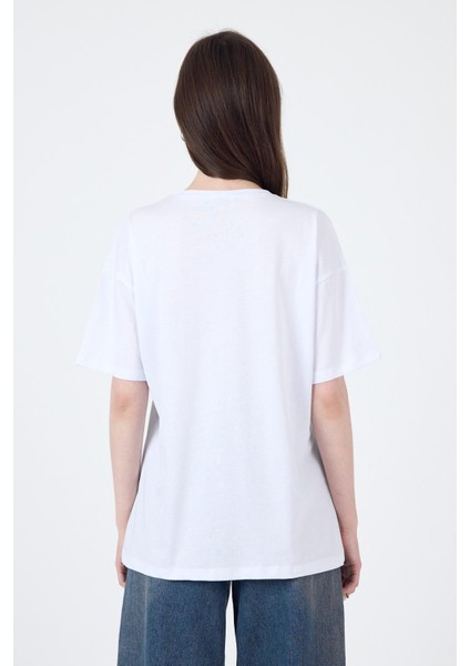 Beyaz Yazı Baskılı Oversize Pamuklu Tişört 2150-5M indirimleri