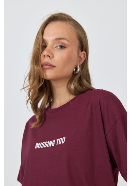 Bordo Yazı Baskılı Pamuklu Oversize Tişört 2150-6M fırsatları