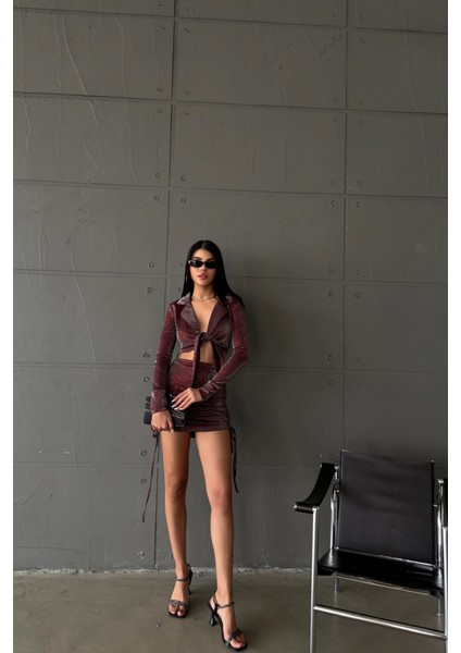 Simli Kumaş Bağlama Detaylı Crop Bluz - Kısa Büzgü Detaylı Etek - Bordo