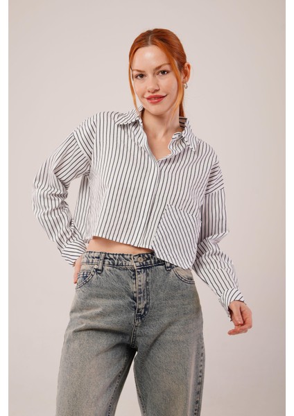 Crop Model Cepli ve Çizgili Beyaz Gömlek