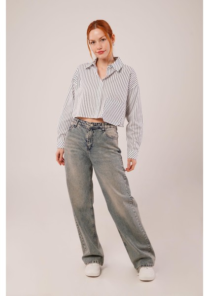 Crop Model Cepli ve Çizgili Beyaz Gömlek