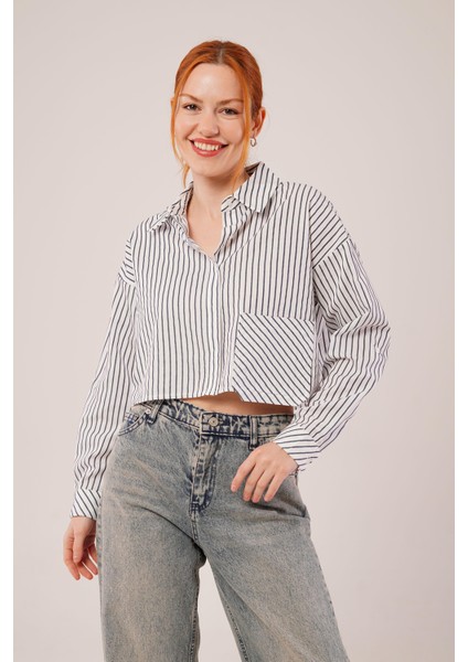 Crop Model Cepli ve Çizgili Beyaz Gömlek