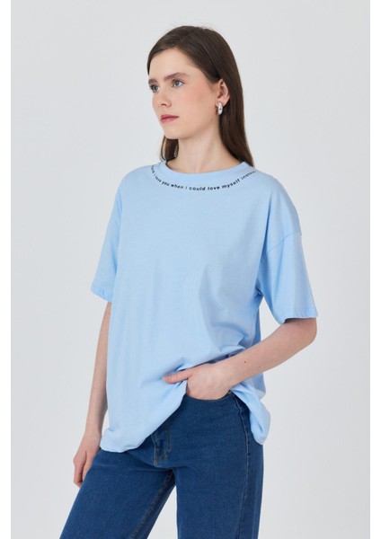 Mavi Yaka Yazı Baskılı Oversize Pamuklu Tişört 2150-34M