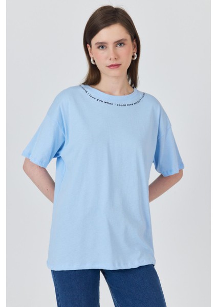 Mavi Yaka Yazı Baskılı Oversize Pamuklu Tişört 2150-34M fiyatları