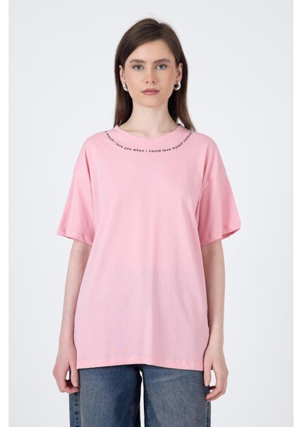 Pembe Yaka Yazı Baskılı Oversize Pamuklu Tişört 2150-34M