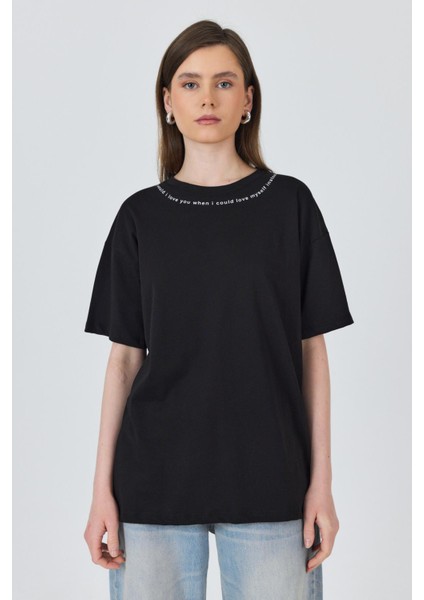 Siyah Yaka Yazı Baskılı Oversize Pamuklu Tişört 2150-34M