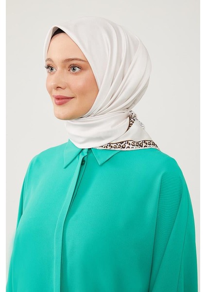 Krem Kenar Leopar Desen Twill Digital Eşarp modelleri