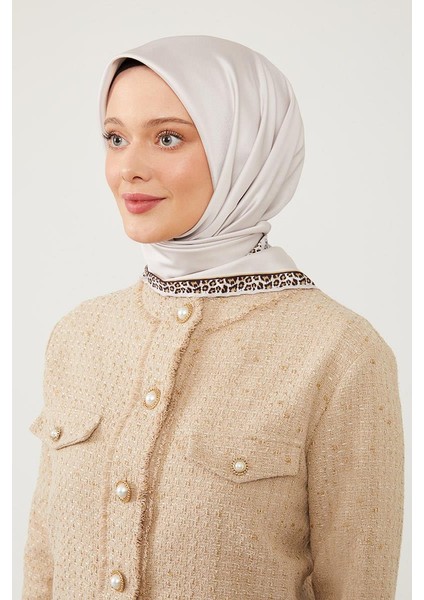 Ekru Kenar Leopar Desen Twill Digital Eşarp modelleri