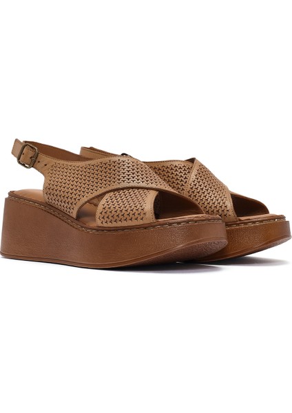 Kadın Taba Bilekten Bağlamalı Baskılı Dolgu Topuklu Deri Comfort Sandalet 25SFD342126 modelleri