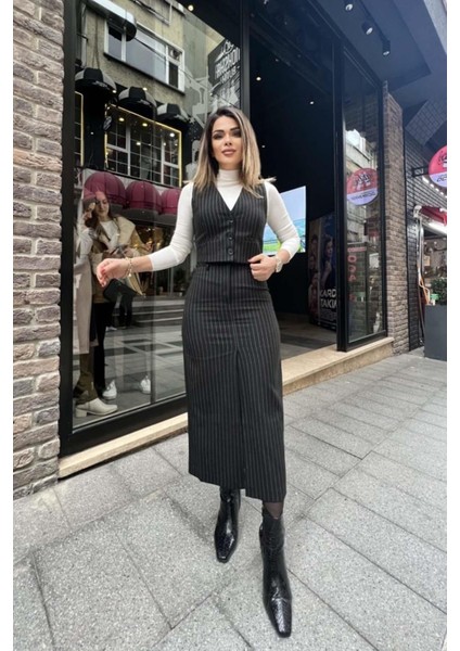 Yırtmaç Detaylı Çizgili Etek Siyah
