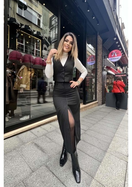 Yırtmaç Detaylı Çizgili Etek Siyah