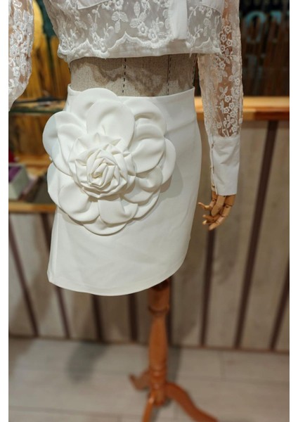Gül Detaylı Mini Etek Beyaz