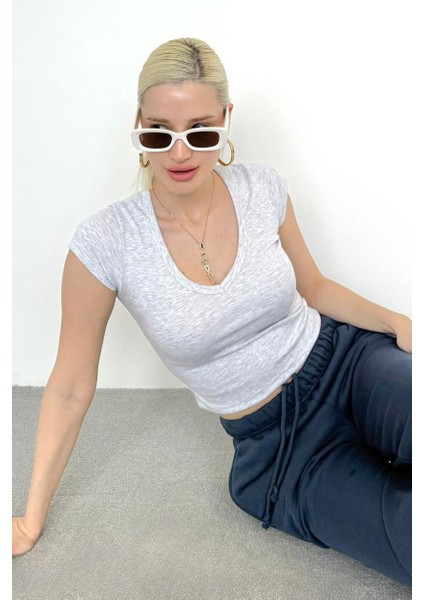 Karmelanj V Yaka Basic Kadın Tişört MG2450