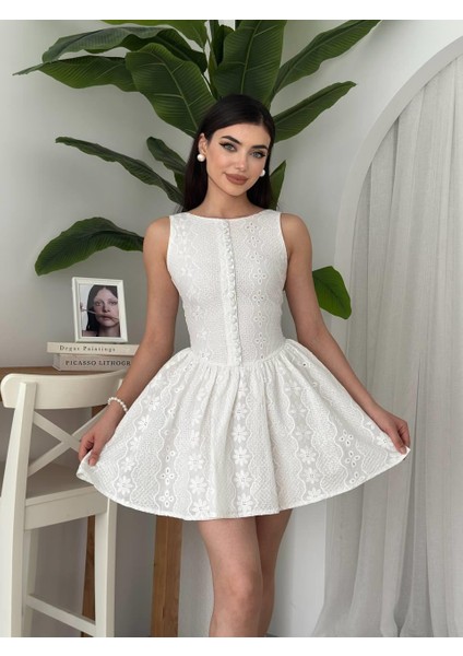 Düğmeli Mini Fisto Nakışlı Elbise