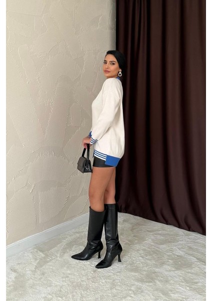Mavi Yaka ve Manşet Garnili Triko Kazak