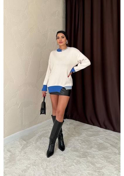 Mavi Yaka ve Manşet Garnili Triko Kazak