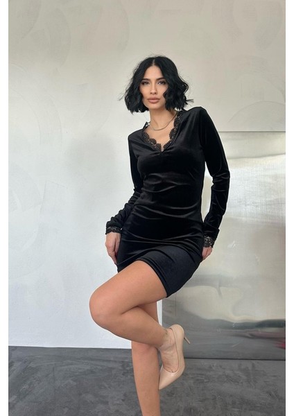 Siyah Yaka ve Kol Dantelli Mini Elbise