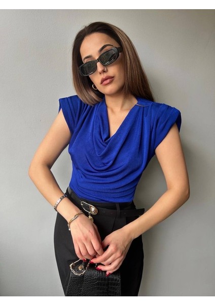 Kadın V Yaka Vatka Detay Kolsuz Dökümlü Bluz