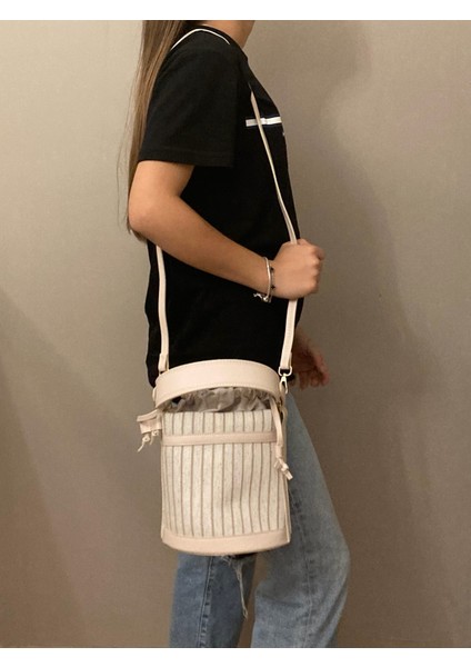 Omuz & El Çantası Trend Bej Çizgili Mini Kova Model fırsatları