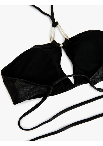 Metal Aksesuarlı Pencere Detaylı Bağlamalı Halter Yaka Parlak Bikini Üstü modelleri