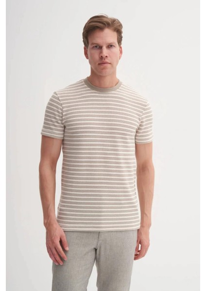Bisiklet Yaka Slim Fit Jakarlı Çizgi Desenli Tişört