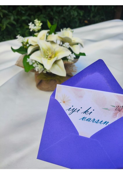 Sevgiliye Anneye Arkadaşa Işıklı Zarafetin ve Saflığın Simgesi Olan Zambaklarla Süslü Ömürlük Hediye