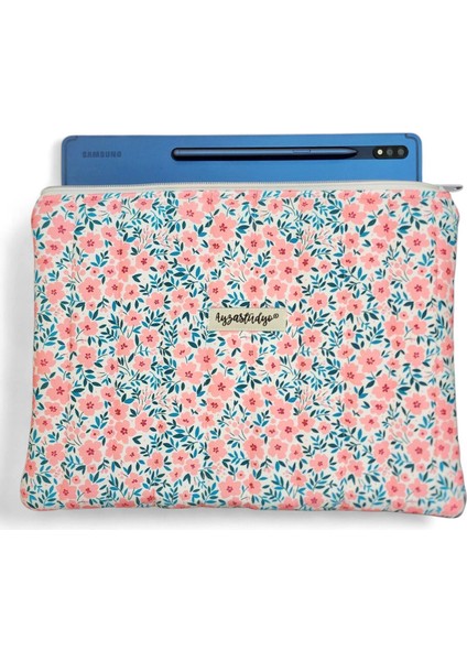 Şirin Pembe Çiçekler Desenli Tablet Çantası, 10-12 Inç Uyumlu Pofuduk iPad Çantası