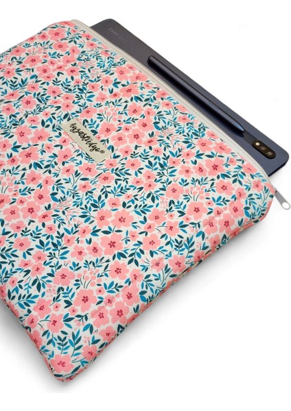 Şirin Pembe Çiçekler Desenli Tablet Çantası, 10-12 Inç Uyumlu Pofuduk iPad Çantası